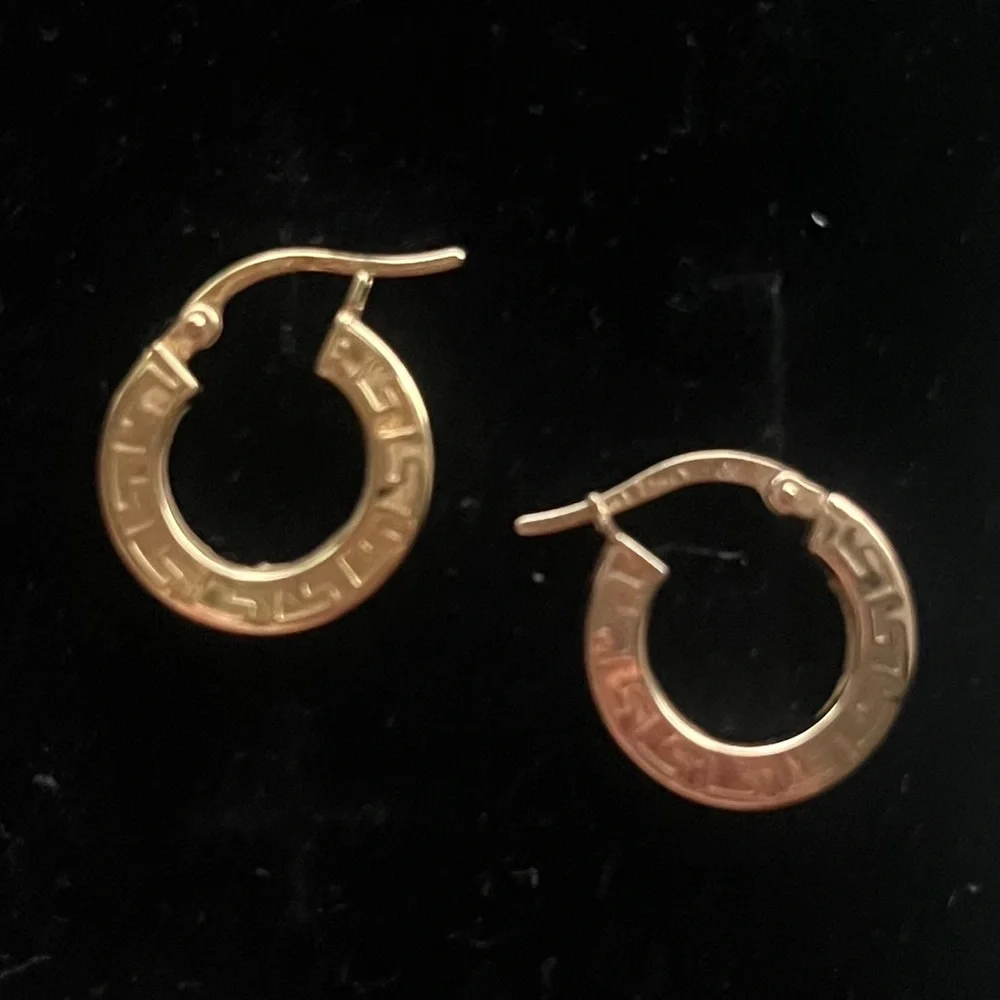 NWT 18k gold hoop snap closure earrings - Picture 9 of 17